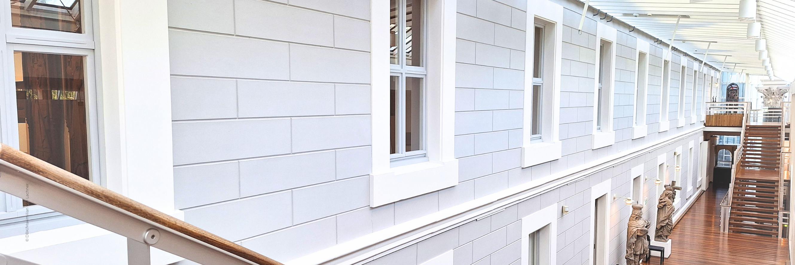 Innenansicht vom Museum am Dom. Flur mit Skulpturen von Kaiser Konstantin und der heiligen Helena.