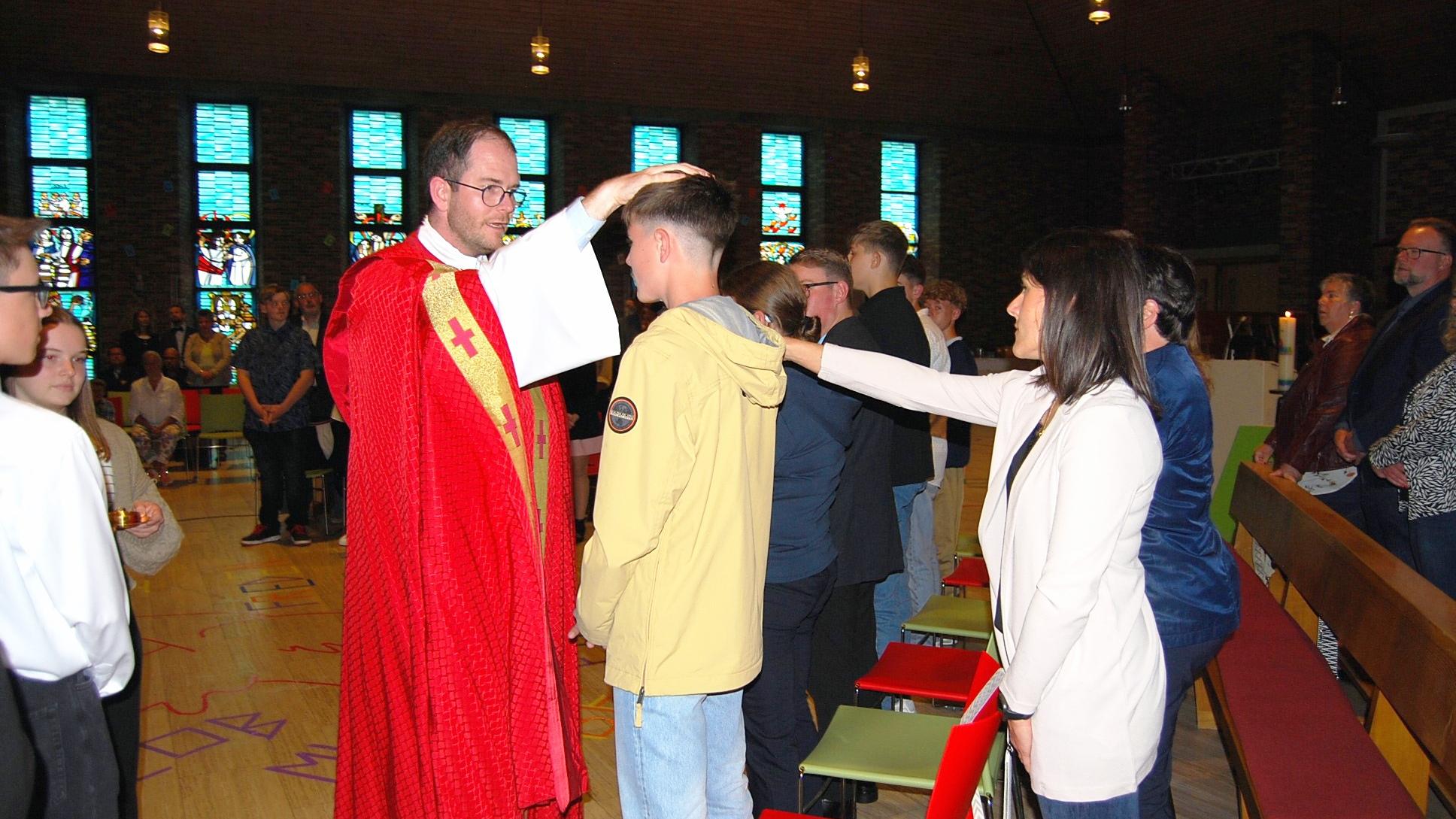 Jugendpfarrer Thomas Hufschmidt spendete 111 Jugendlichen das Sakrament der Firmung in der Jugendkirche MIA.