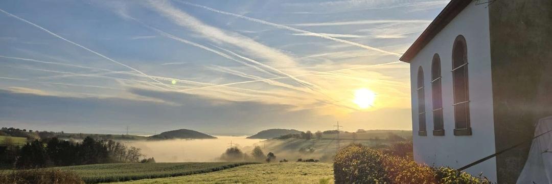 Hinter der  Urwahlener Kapelle  geht die Sonne auf