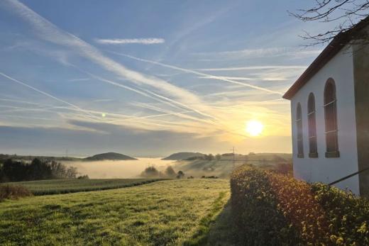 Hinter der  Urwahlener Kapelle  geht die Sonne auf