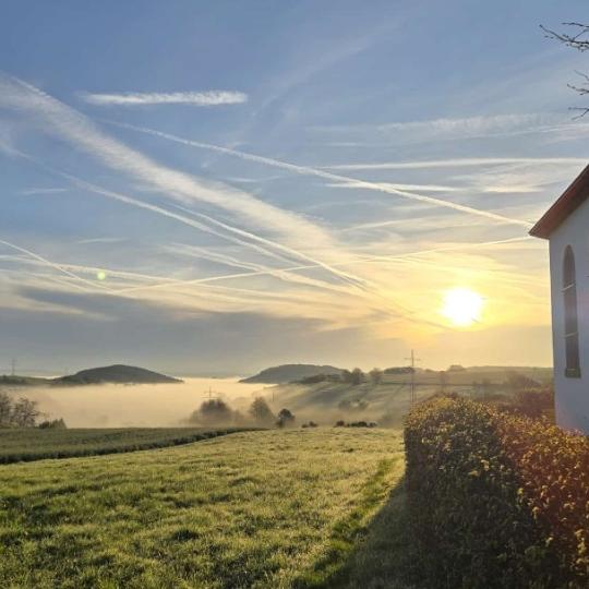 Hinter der  Urwahlener Kapelle  geht die Sonne auf