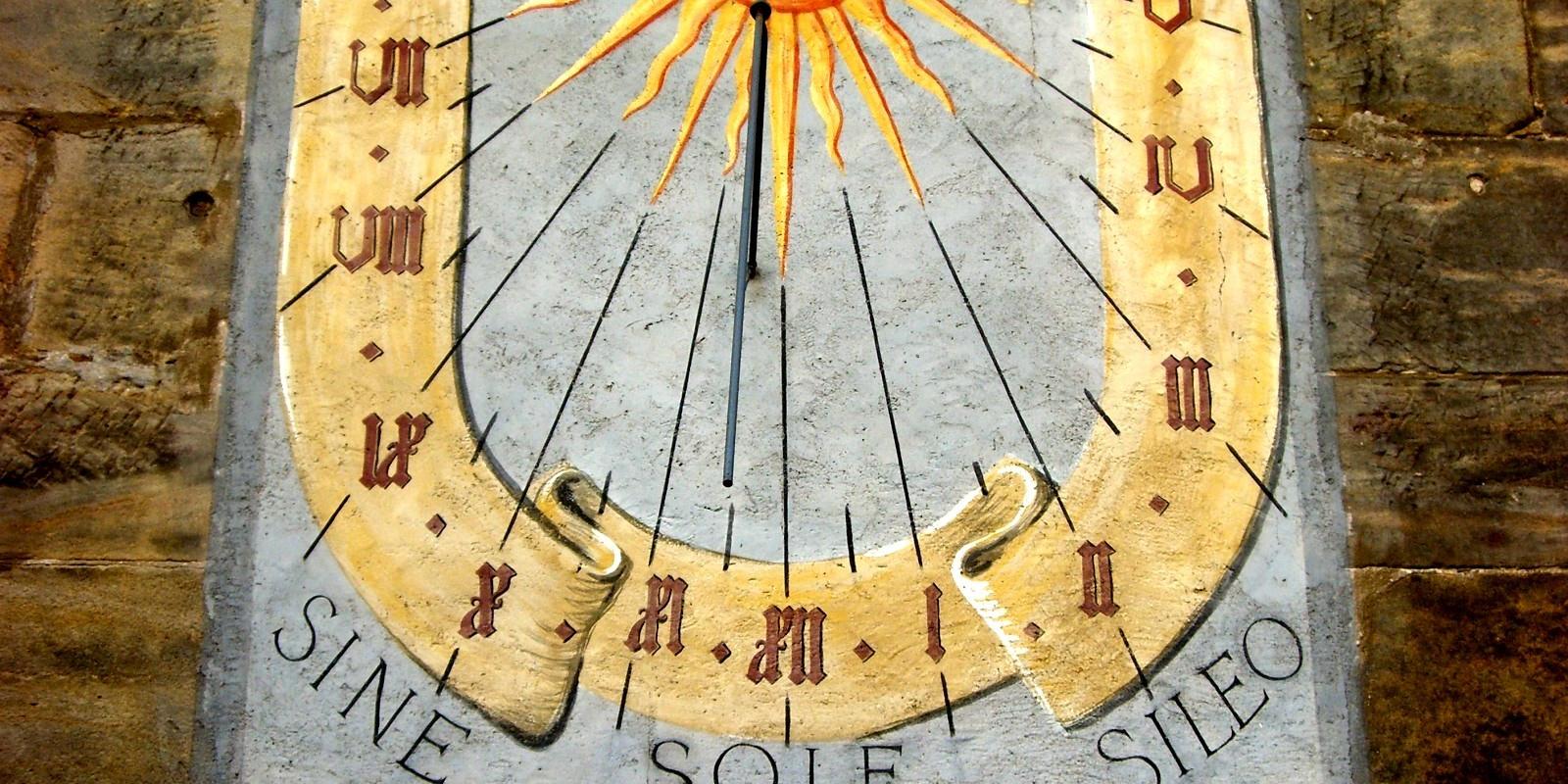 eine Sonnenuhr mit römischen Zahlen