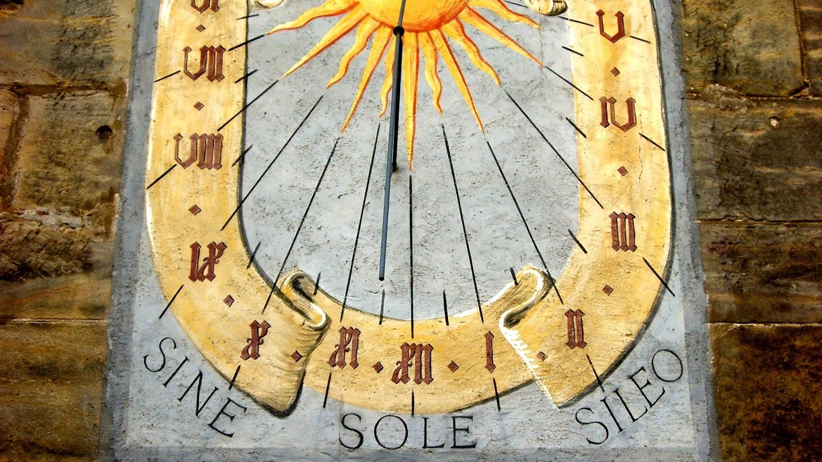 eine Sonnenuhr mit römischen Zahlen