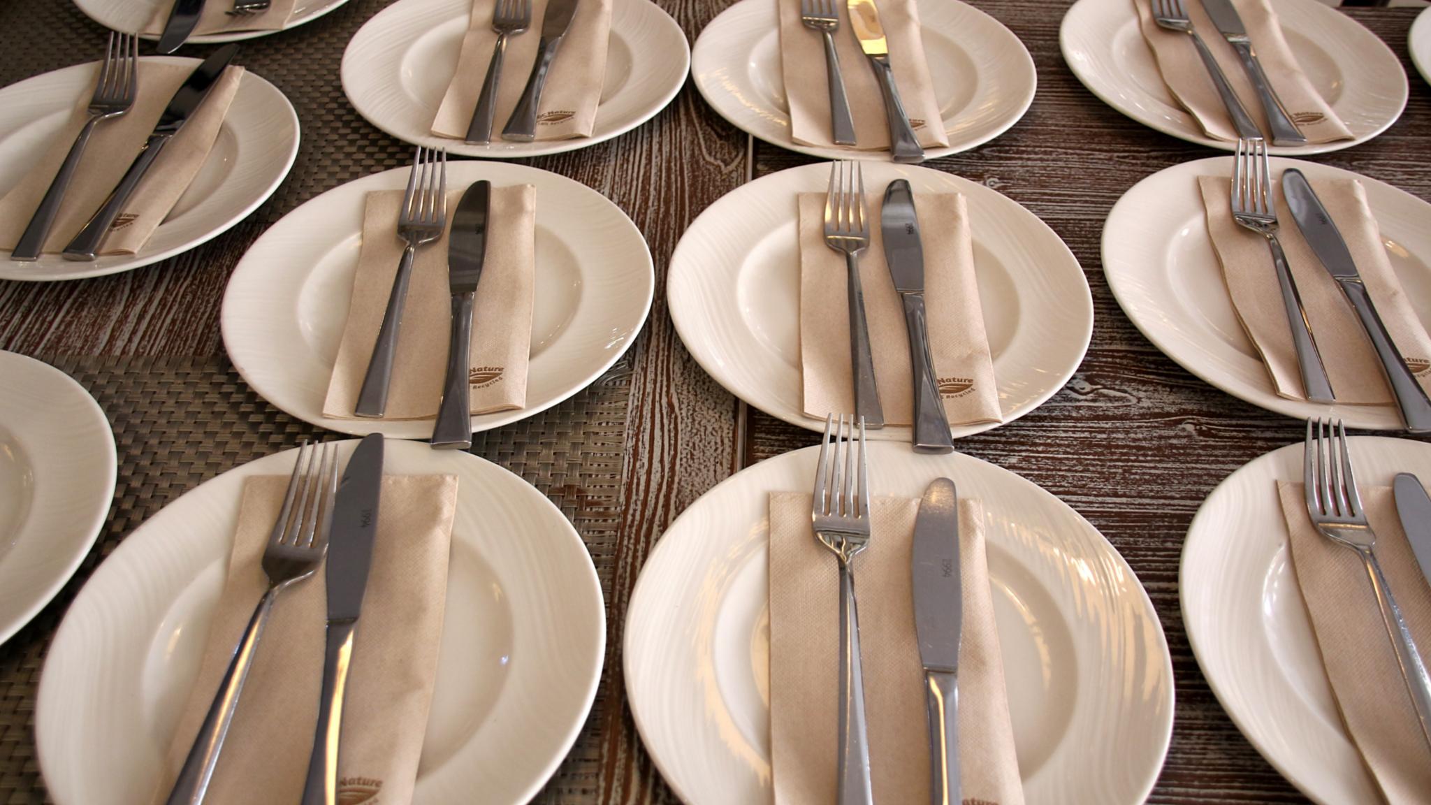 verschiedene Gedecke auf einem Tisch