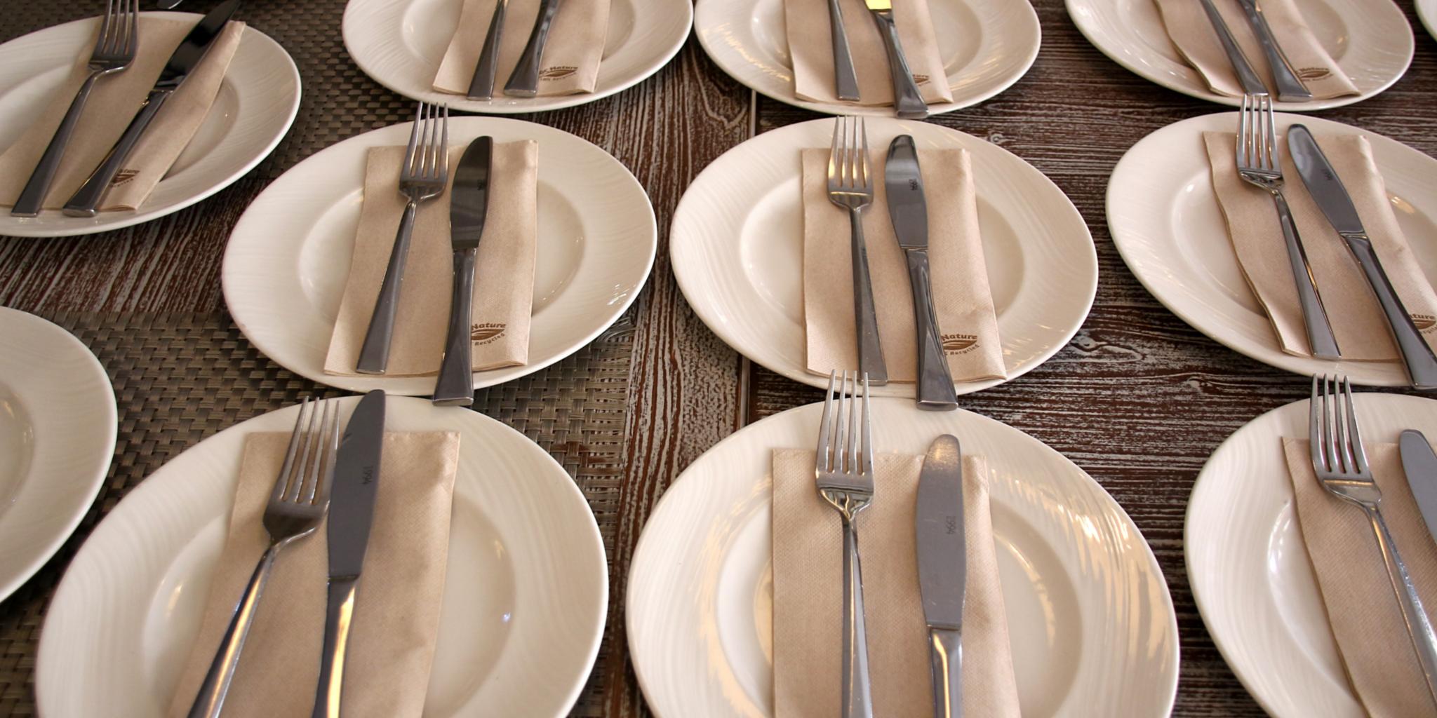 verschiedene Gedecke auf einem Tisch