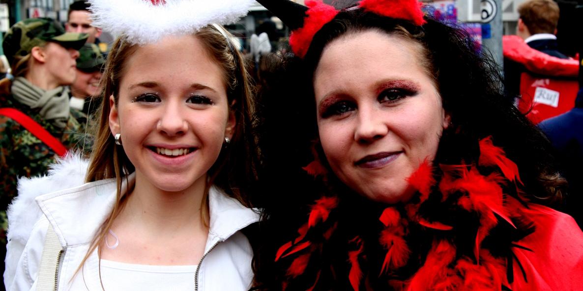 zwei junge Damen feiern verkleidet Karneval