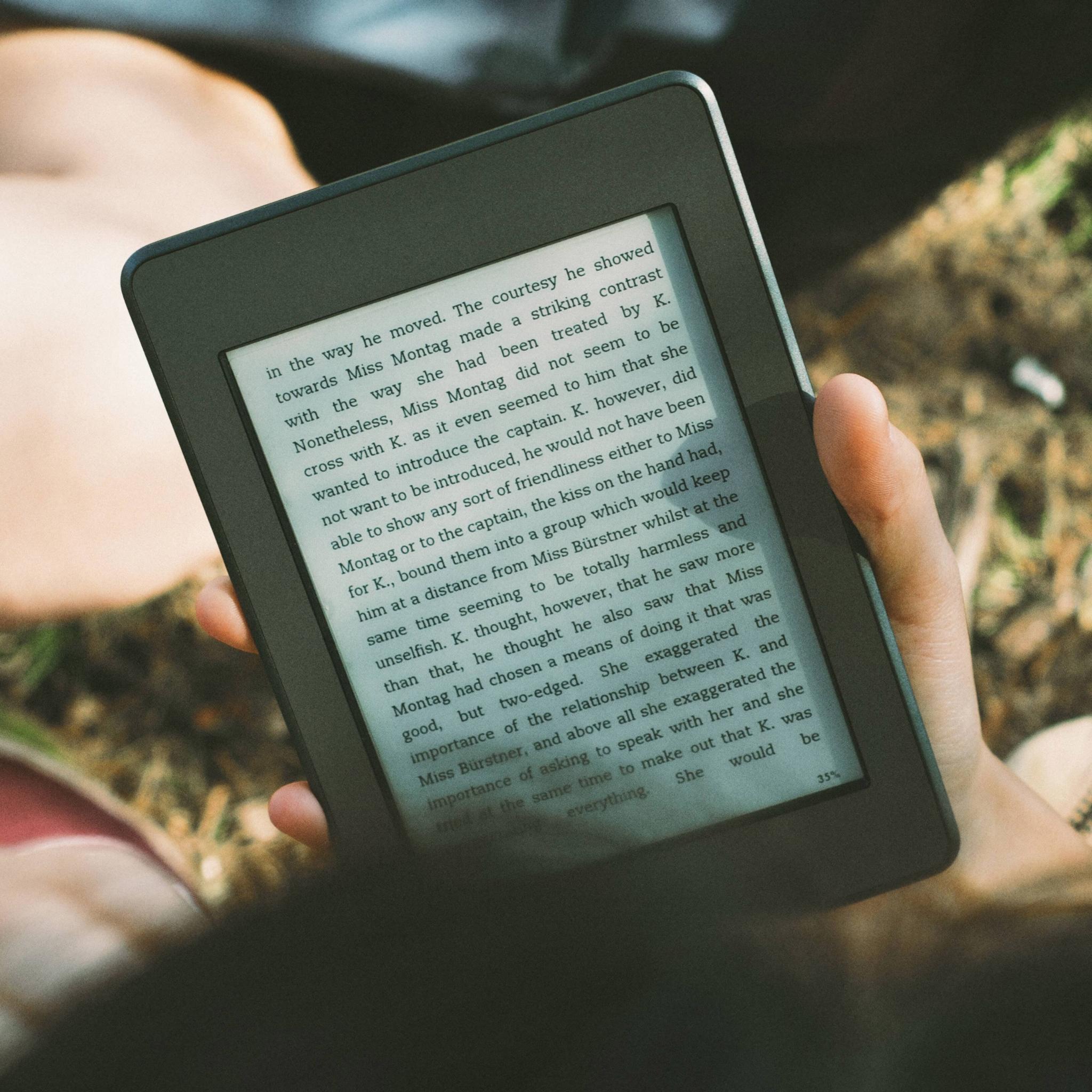 jemand liest am E book