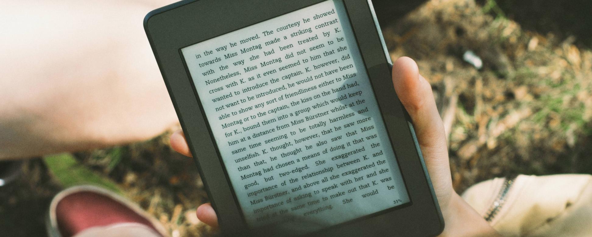 jemand liest am E book