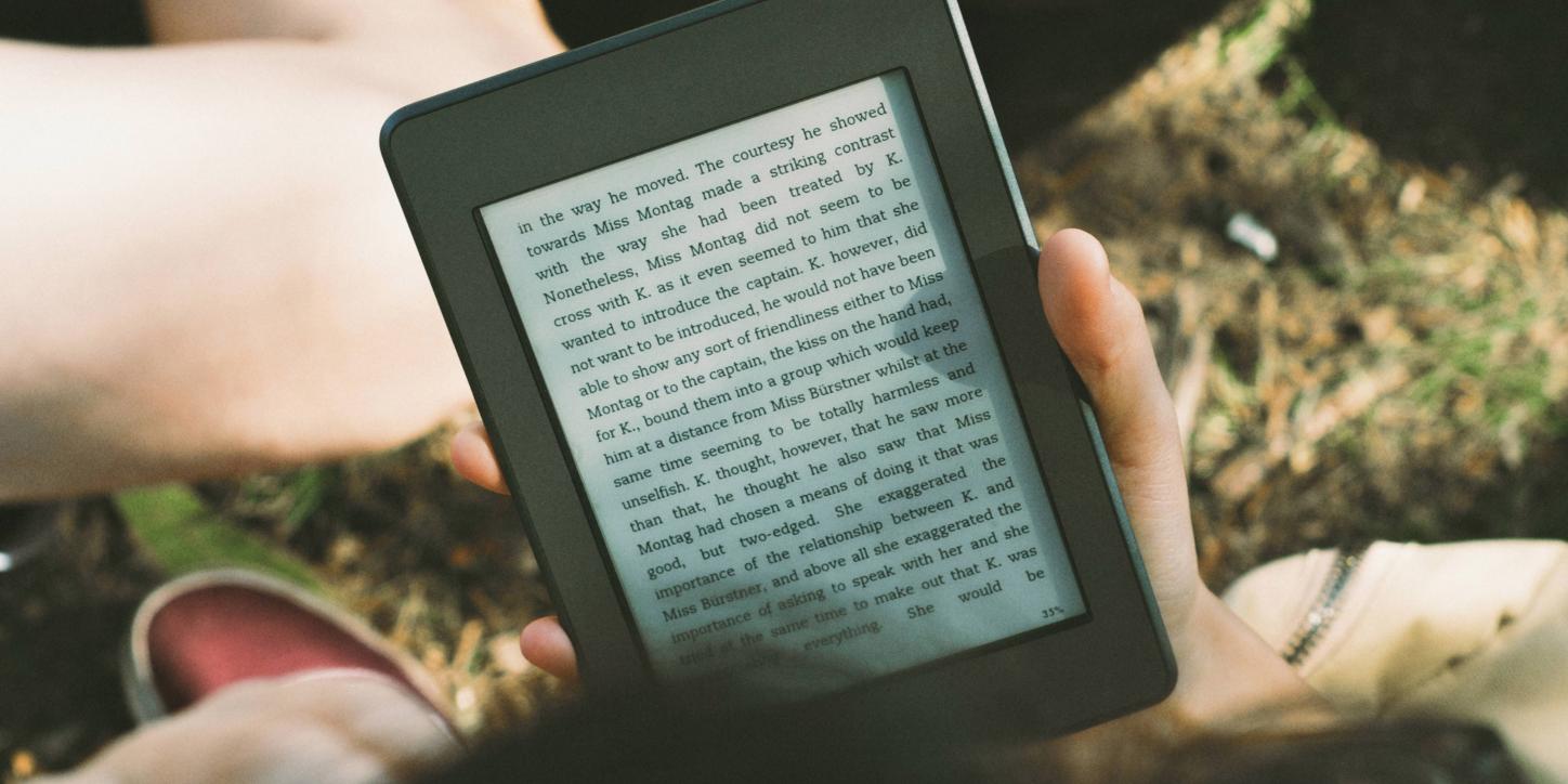 jemand liest am E book