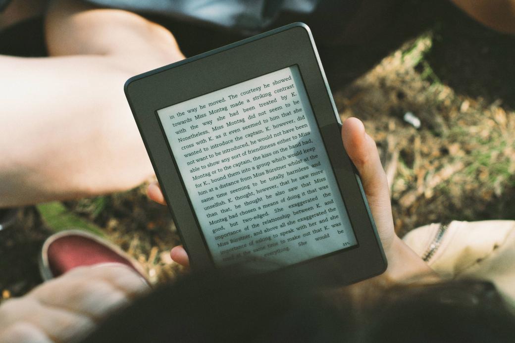 jemand liest am E book