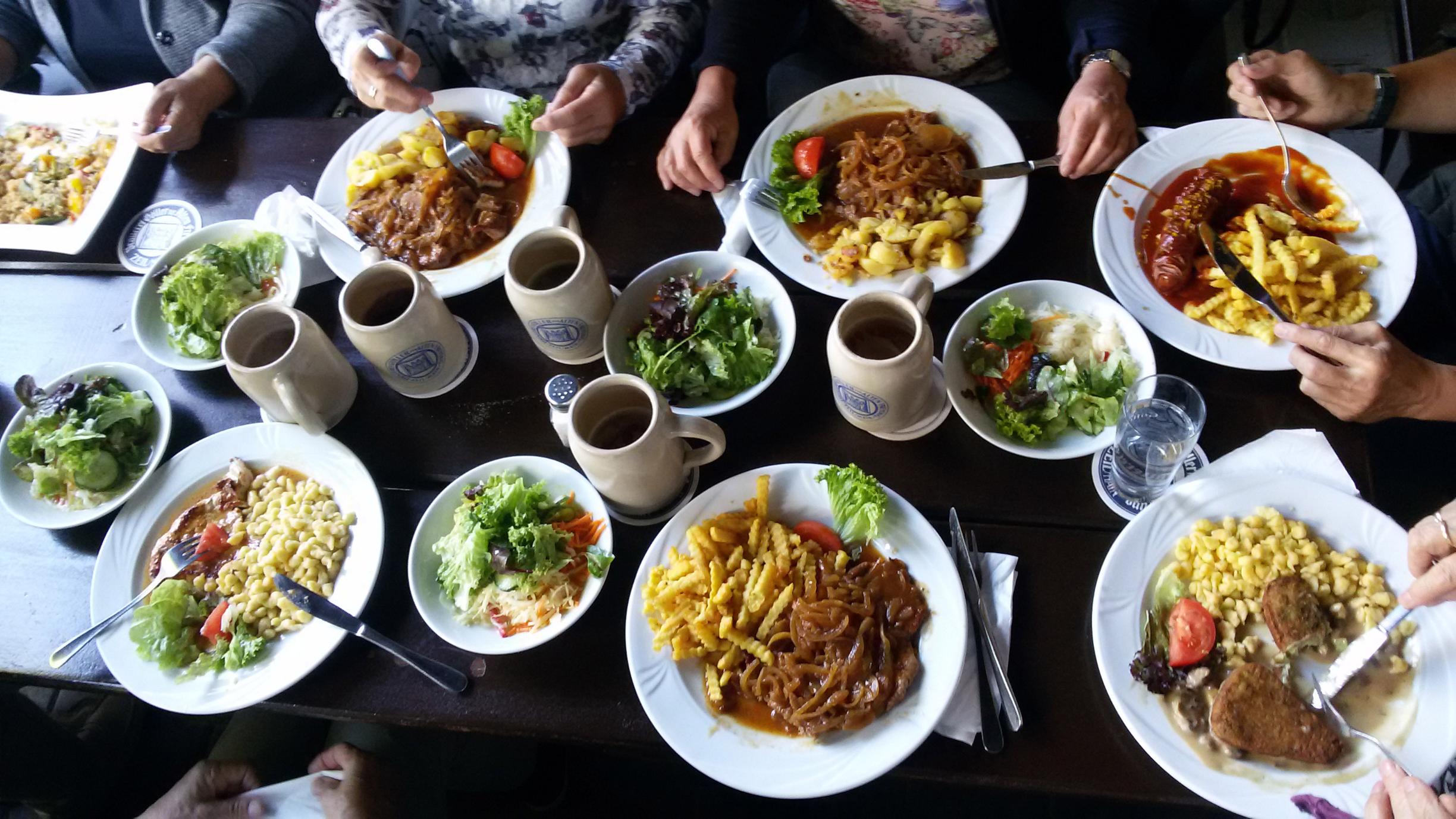 ein reichlich gedeckter Tisch