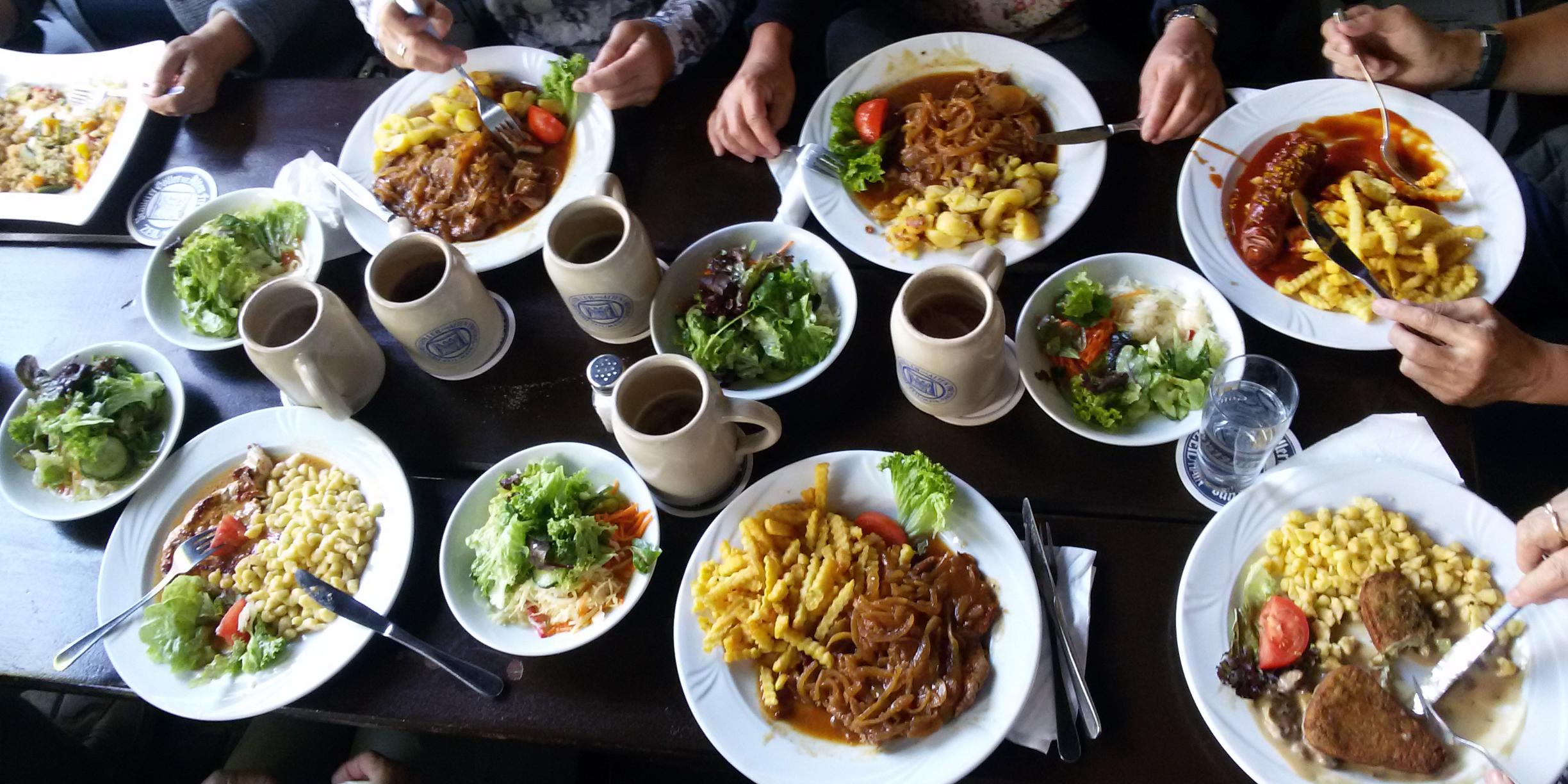 ein reichlich gedeckter Tisch
