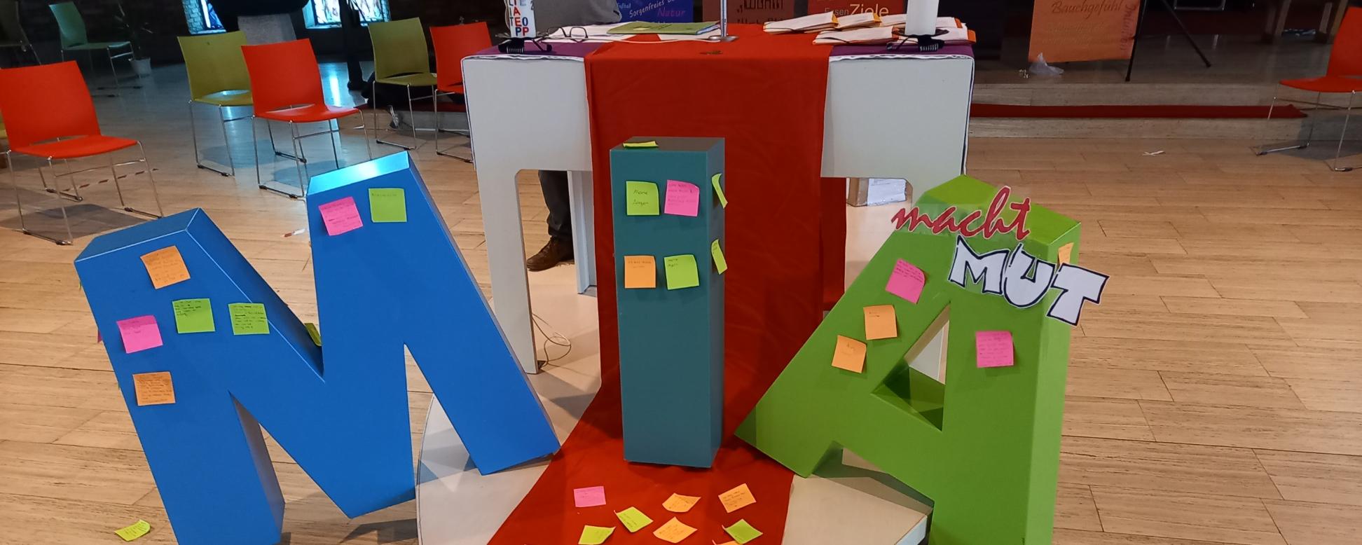 Schriftzug Mia macht Mut in der Kirche aufgestellt