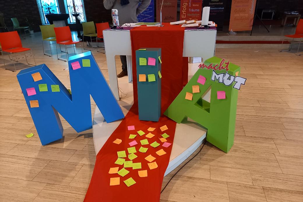 Schriftzug Mia macht Mut in der Kirche aufgestellt