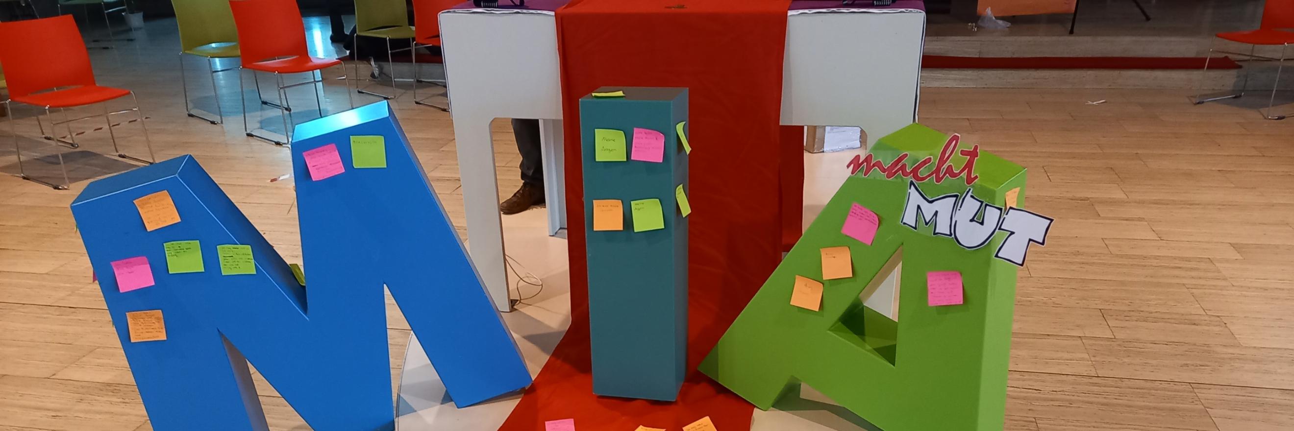 Schriftzug Mia macht Mut in der Kirche aufgestellt