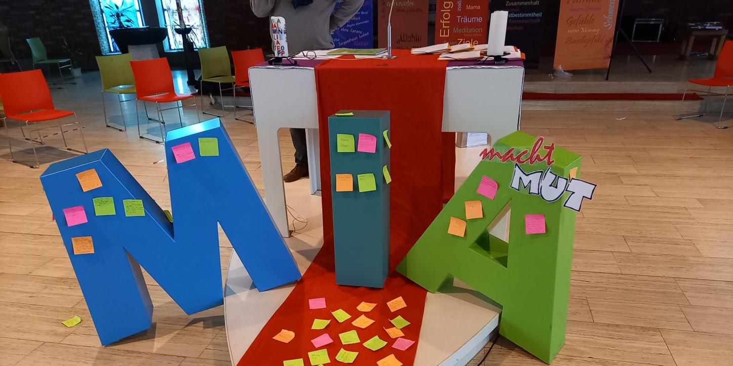 Schriftzug Mia macht Mut in der Kirche aufgestellt