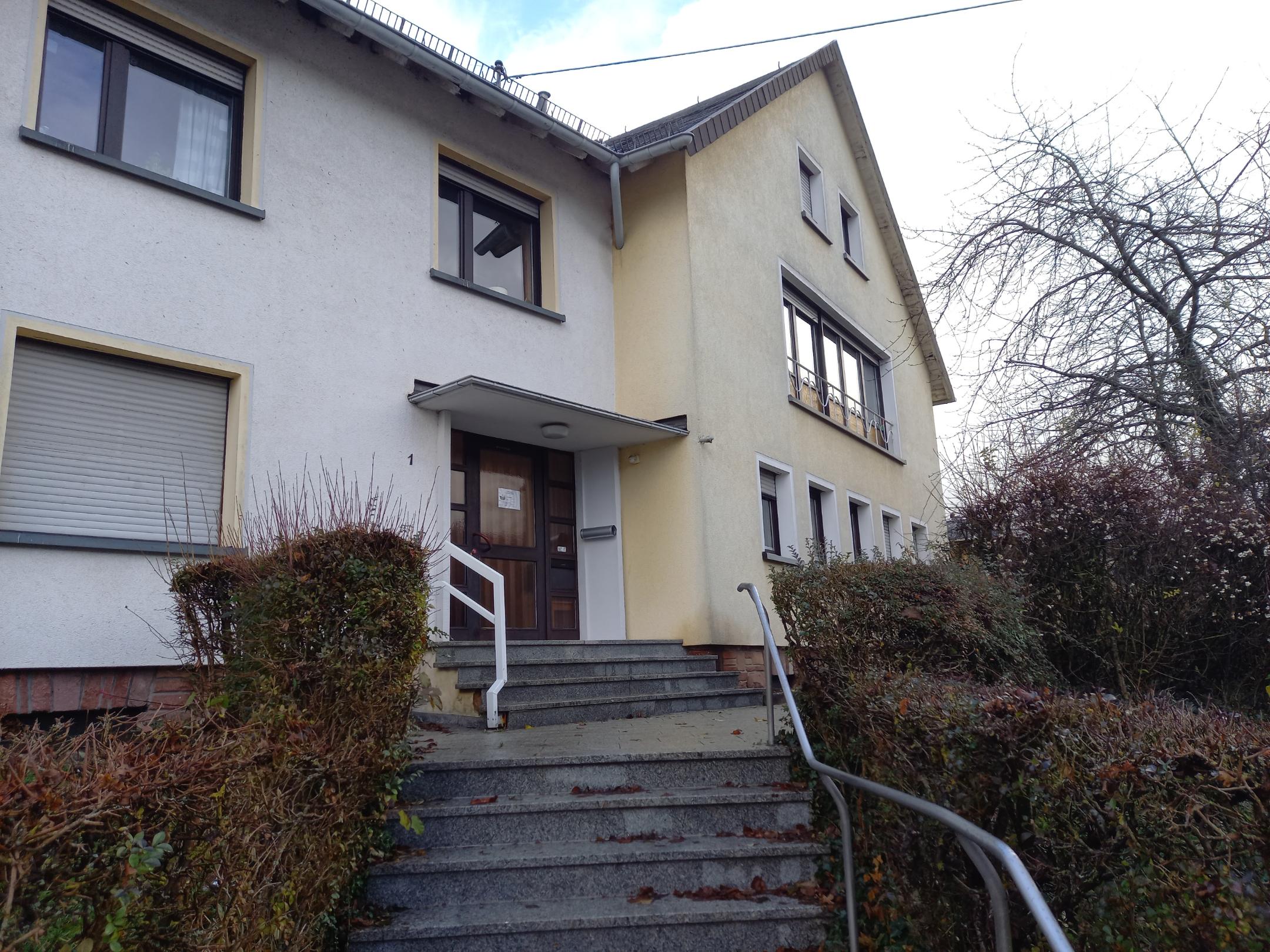 Man sieht am Ende einer Treppe ein Gebäude