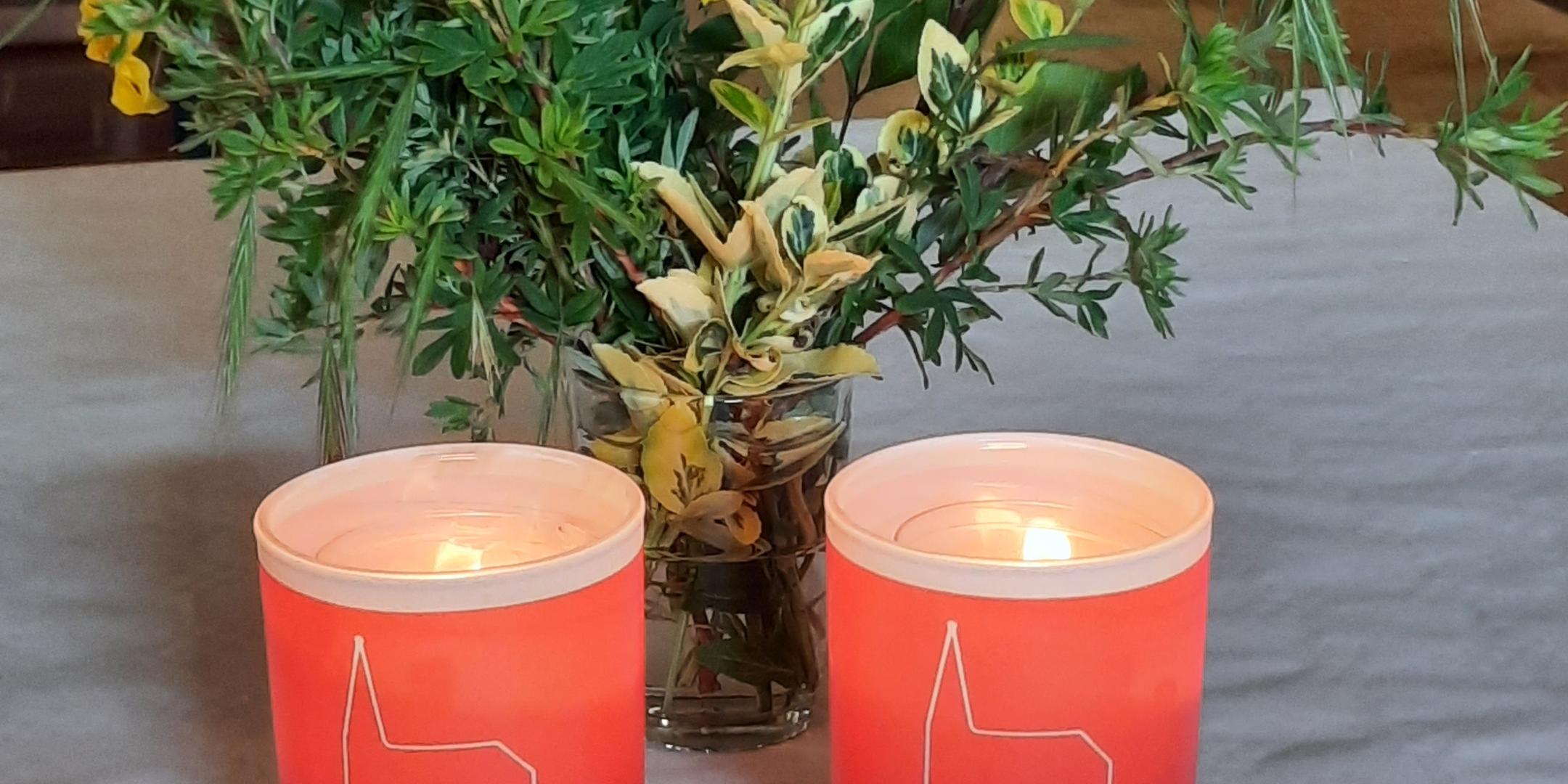 zwei Kerzen der Nacht der offenen Kirche brennen vor grünen Zweigen (c) Ulrike Kaub zwei Kerzen der Nacht der offenen Kirche brennen vor grünen Zweigen