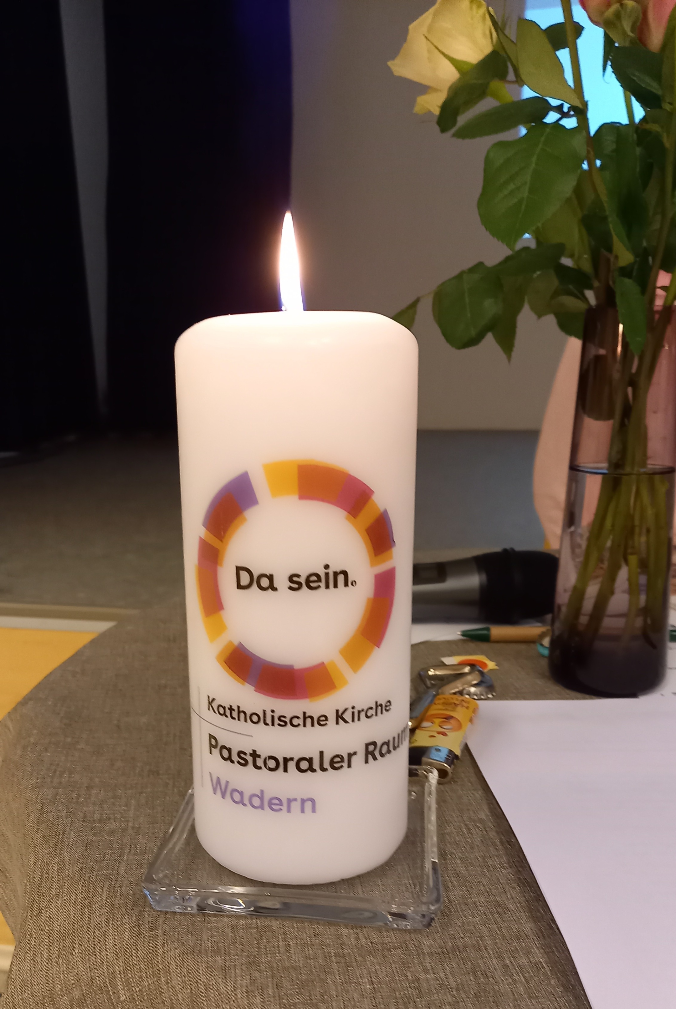 Eine Kerze mit der Aufschrift Da sein Pastoraler Raum Wadern brennt