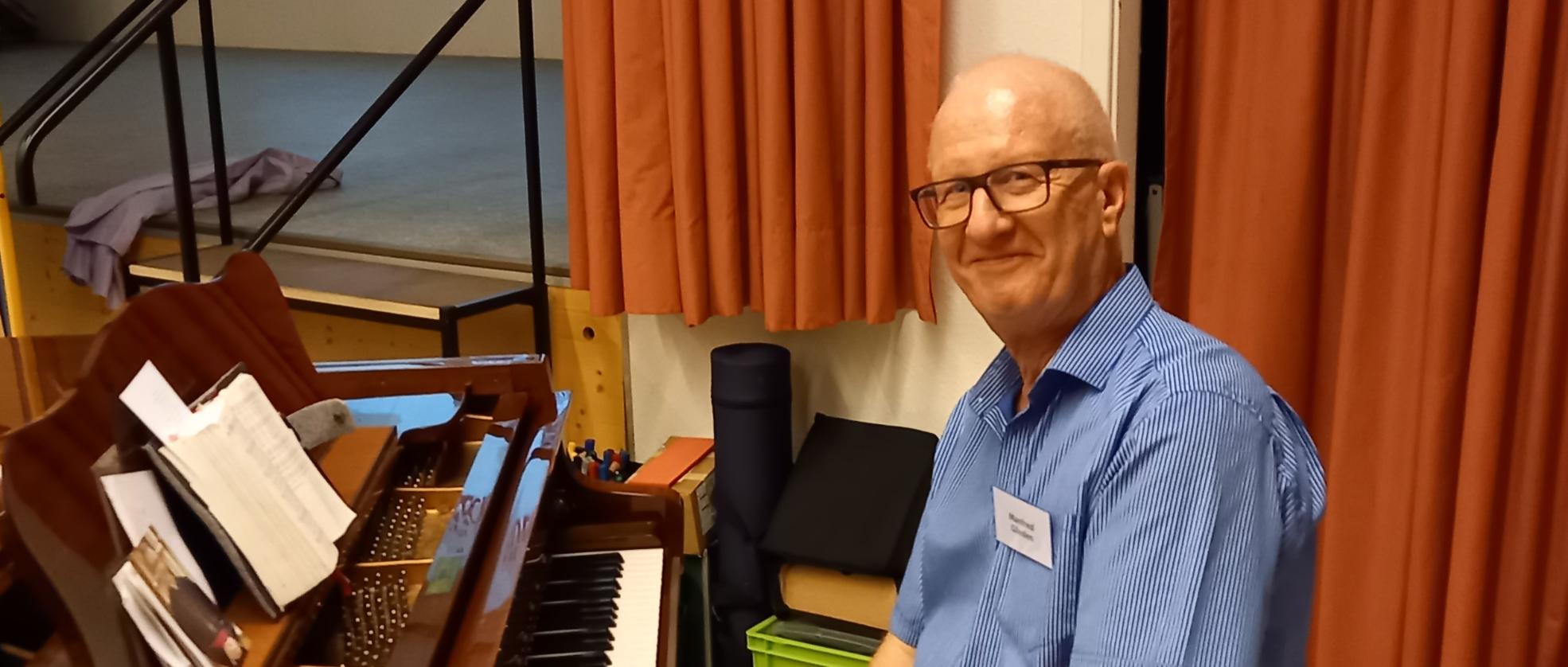 Ein Musiker am Klavier