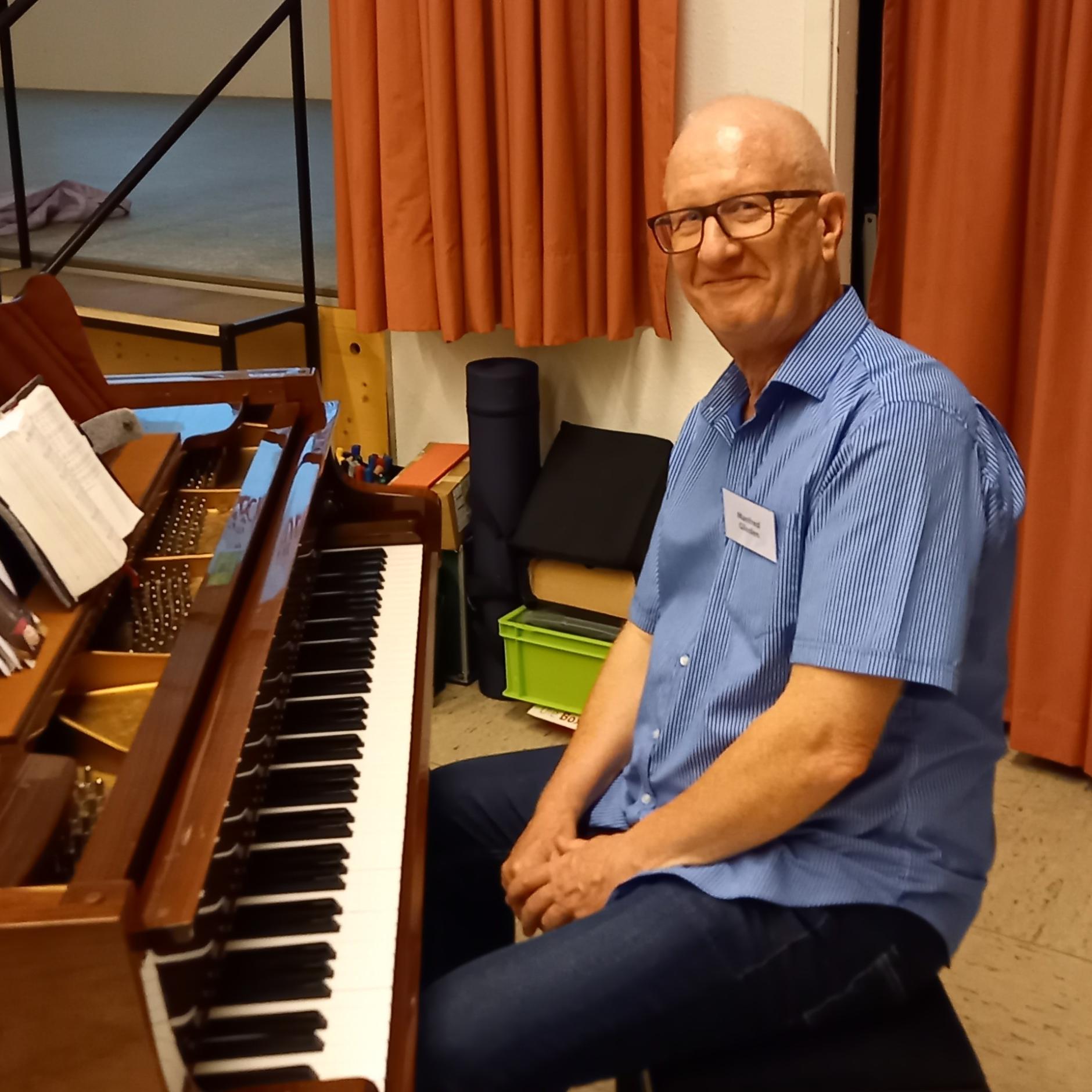 Ein Musiker am Klavier