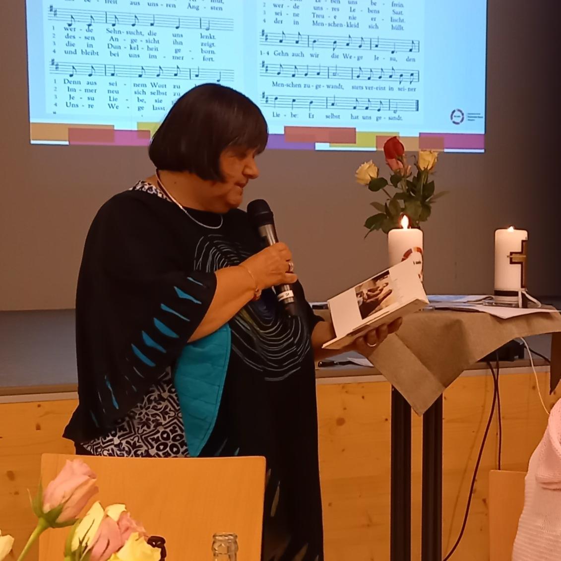 Babara Jung spricht einen Text