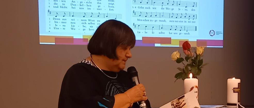 Babara Jung spricht einen Text
