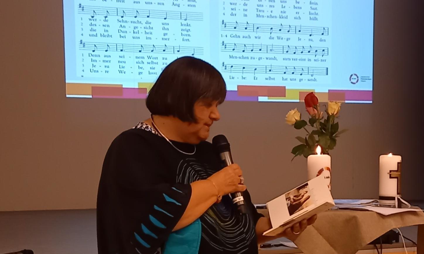 Babara Jung spricht einen Text