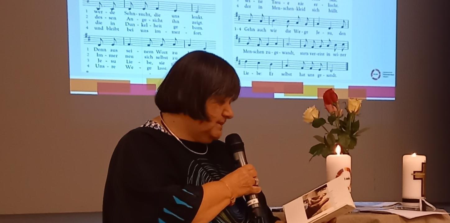Babara Jung spricht einen Text