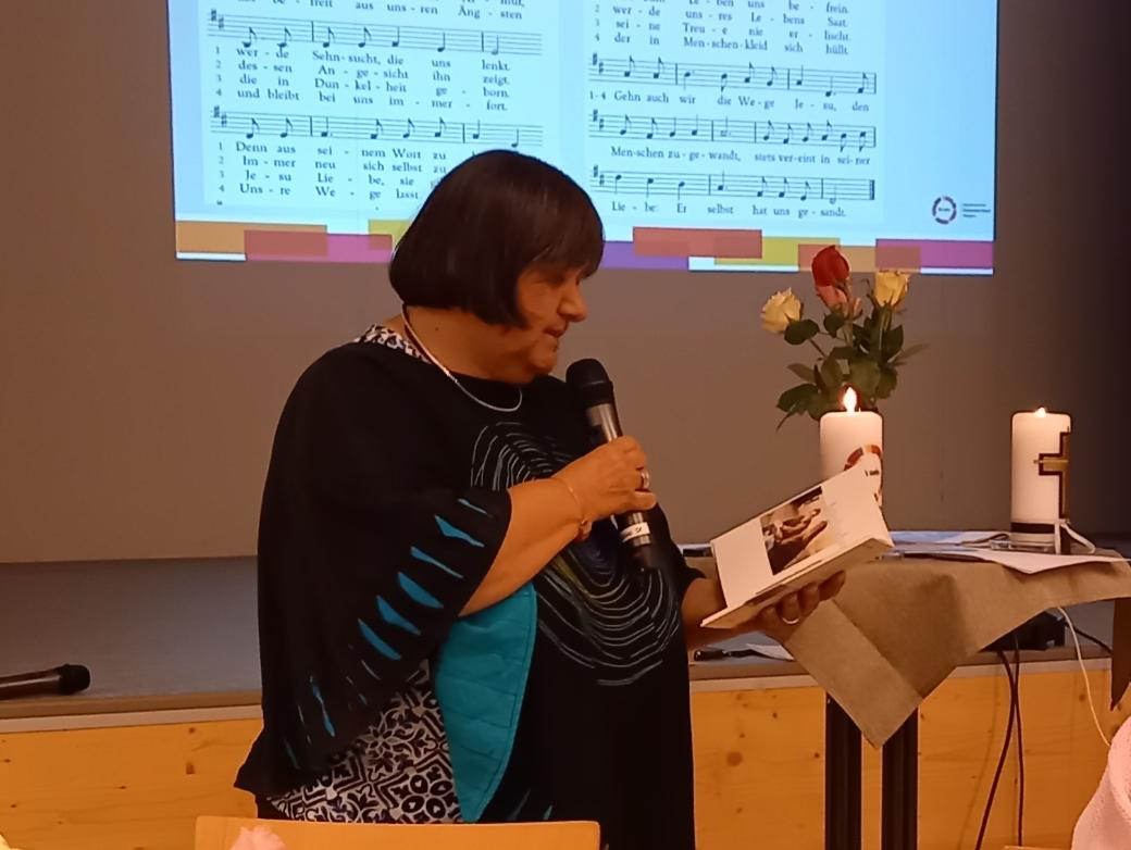 Babara Jung spricht einen Text