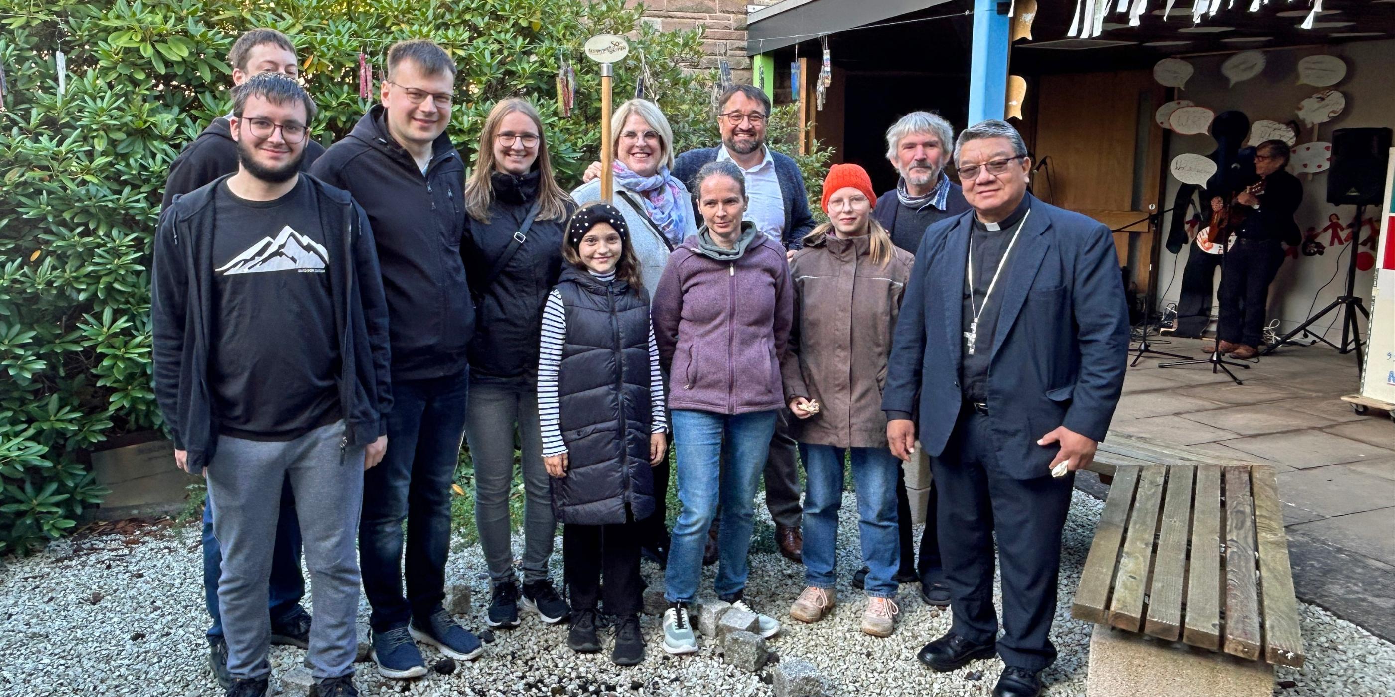 Menschen stehen im Atrium der Jugendkirche Mia