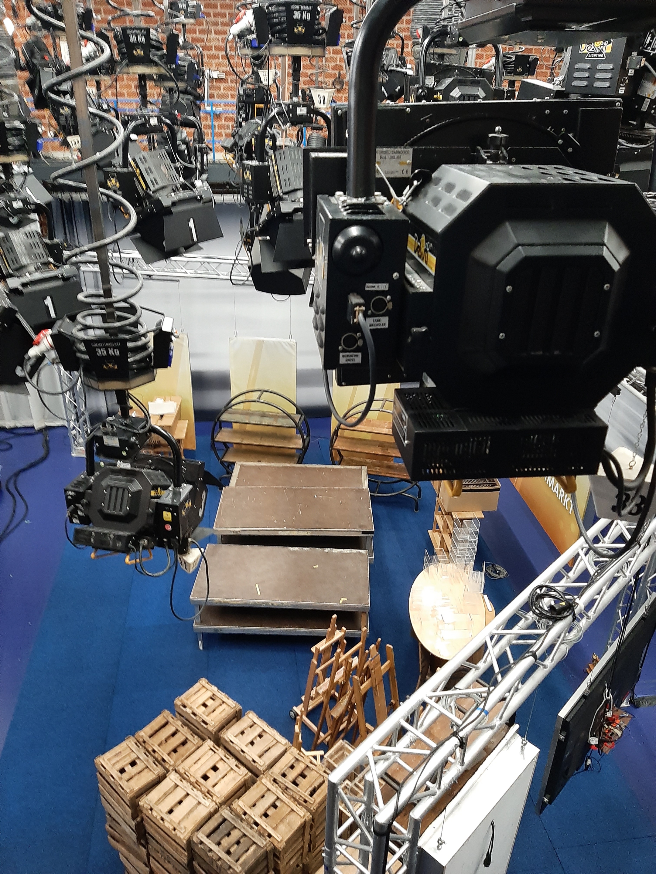 Viele Kisten und Kameras im Saarländischen Rundfunk