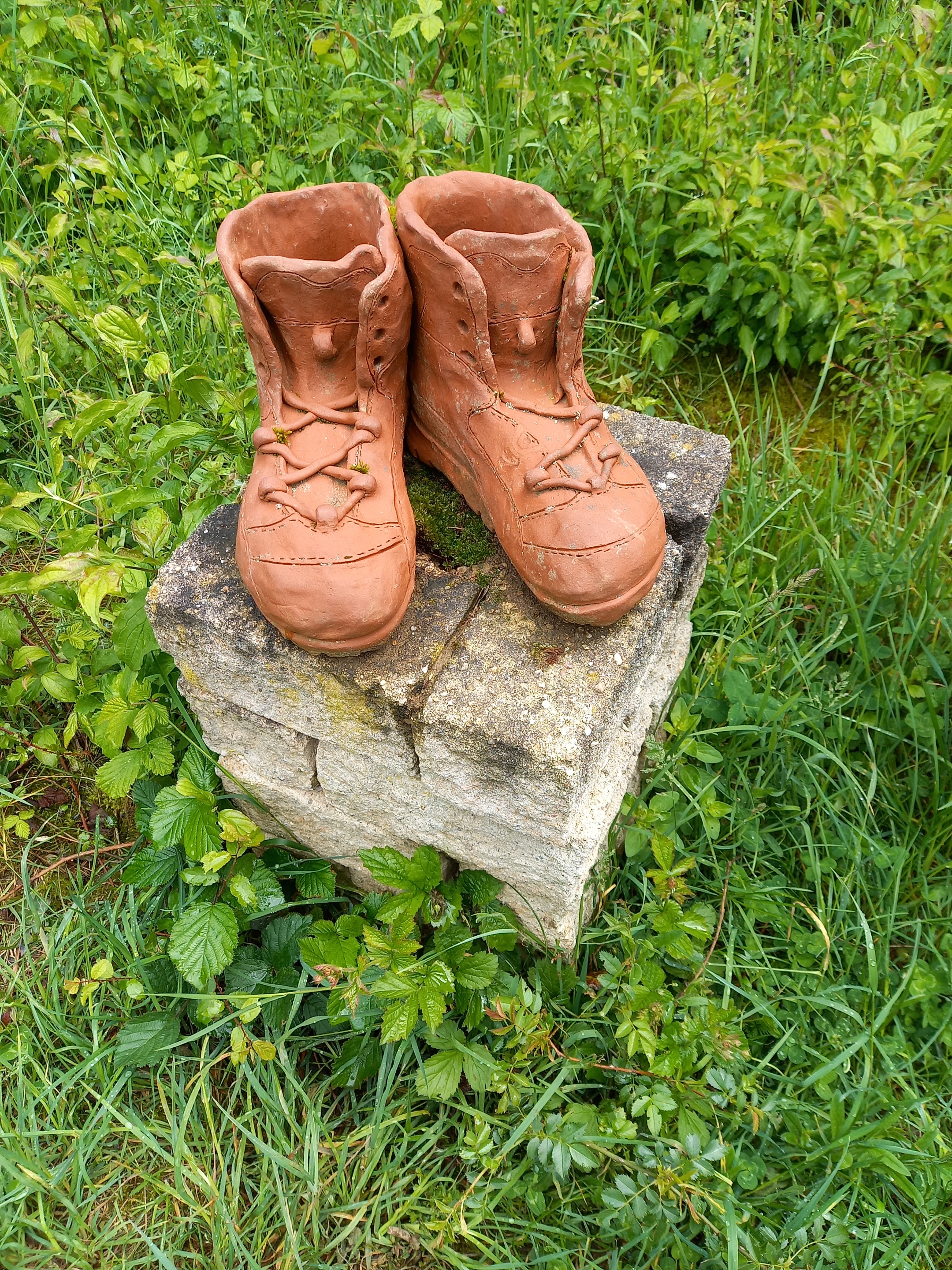 Diese Schuhe fragten nach, wie man selbst unterwegs ist und welche Wege man gegangen ist. (c) Ute Keil Schuhe auf einem Podest