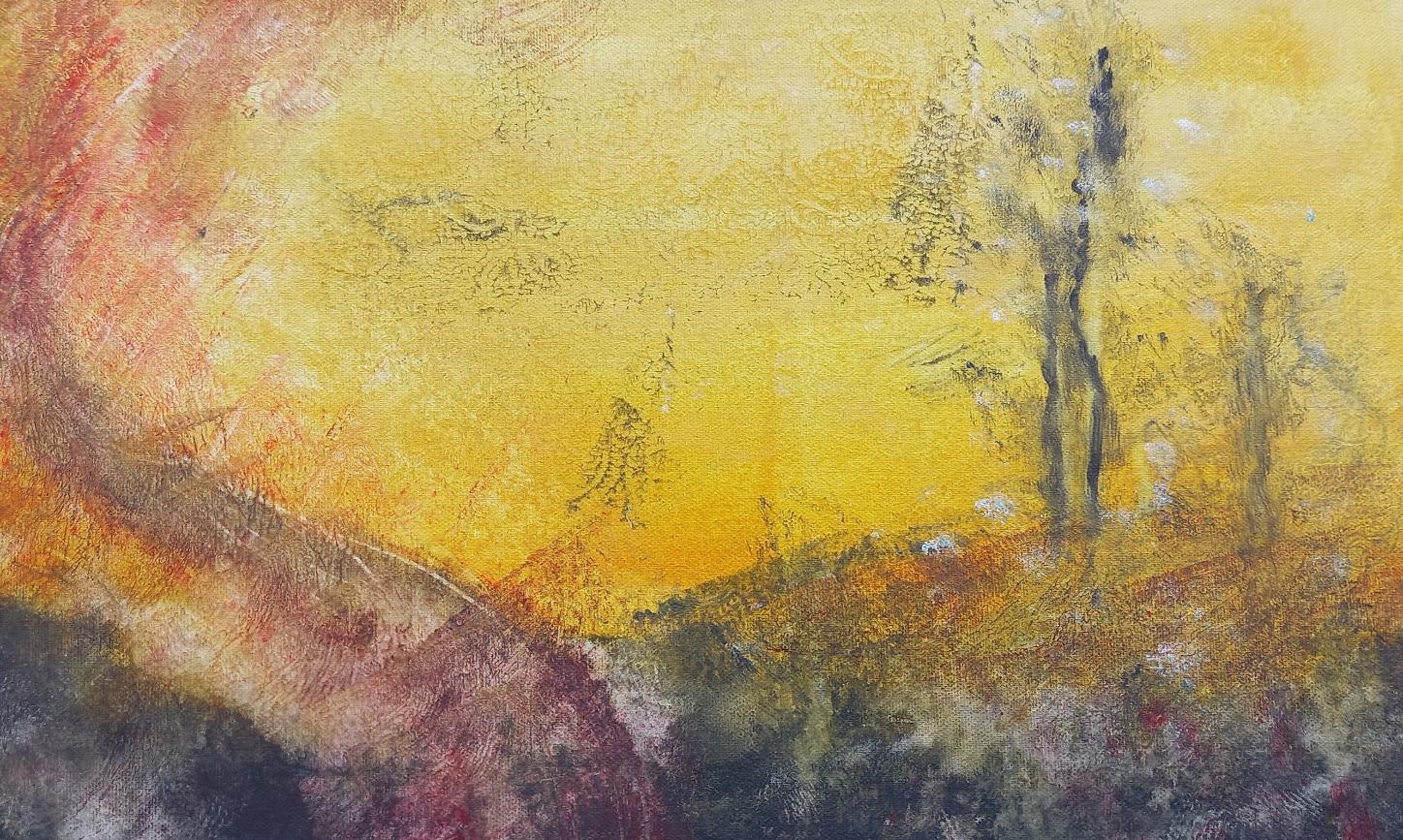 Ein Kunstwerk in hellen Farben , dahinter ein Figur oder  ein Baum