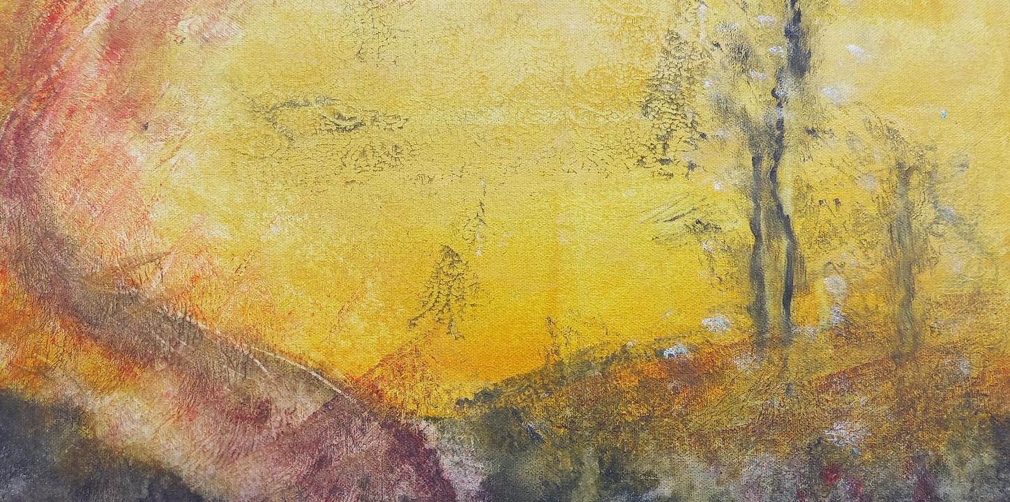 Ein Kunstwerk in hellen Farben , dahinter ein Figur oder  ein Baum