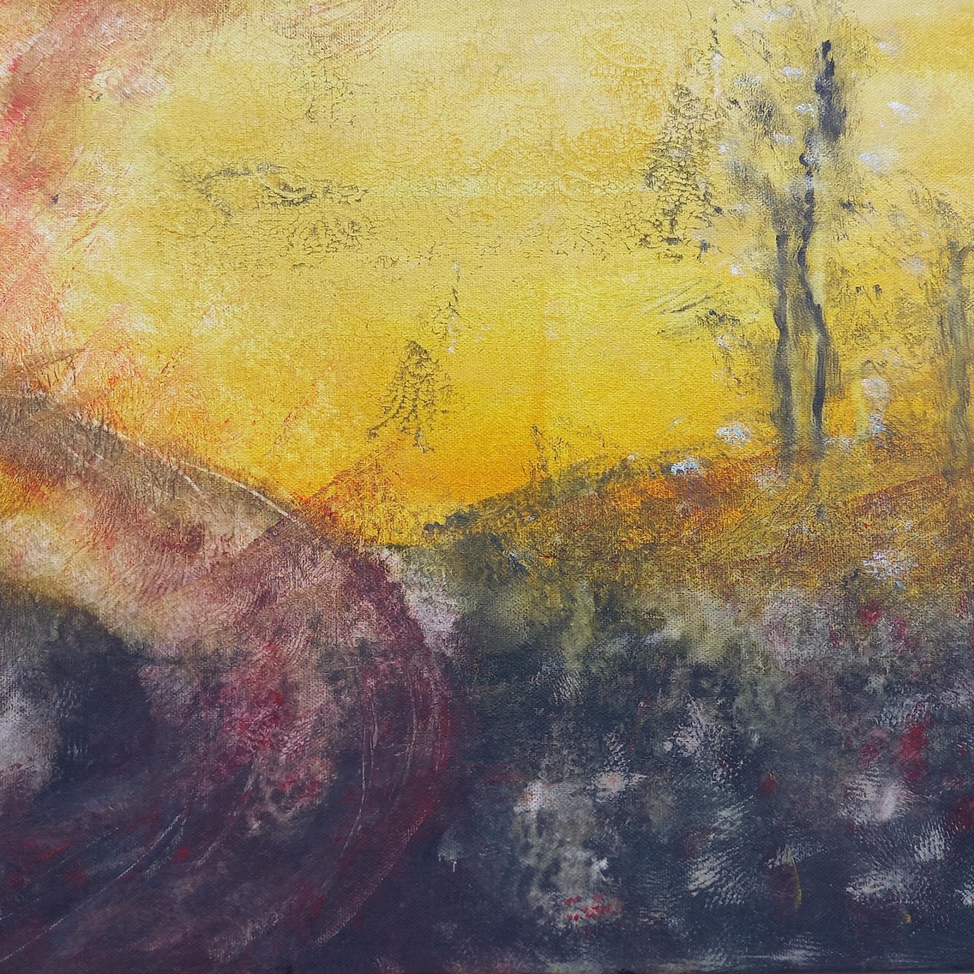 Ein Kunstwerk in hellen Farben , dahinter ein Figur oder  ein Baum