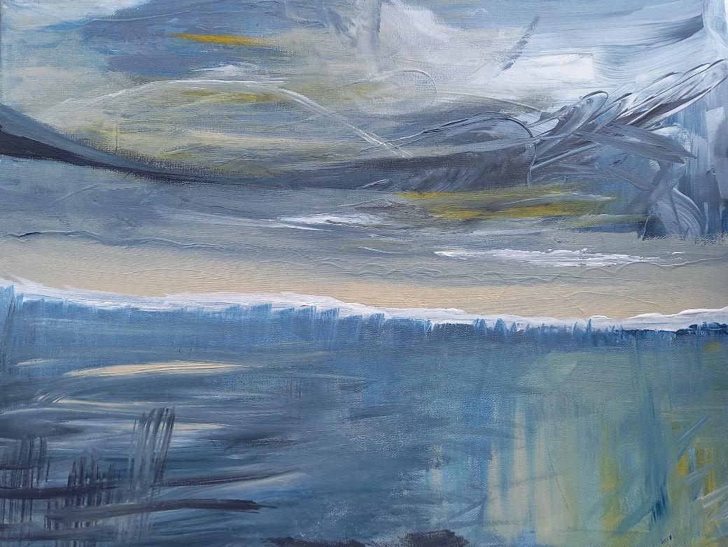 Ein Kunstwerk mit Meer und Wolken am Horizont
