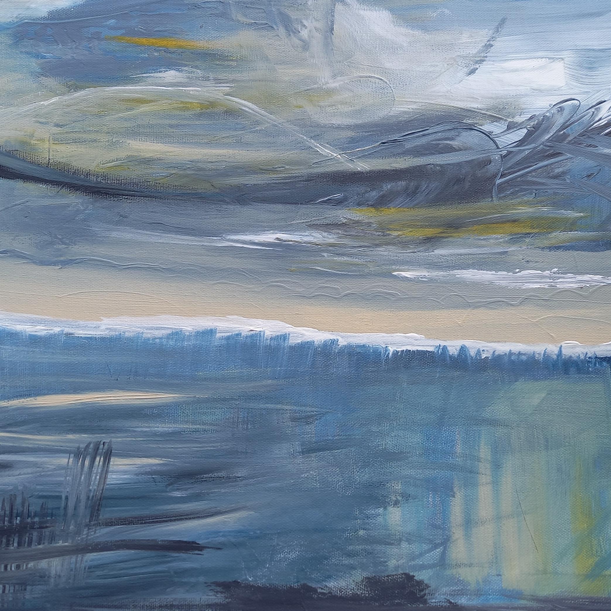 Ein Kunstwerk mit Meer und Wolken am Horizont
