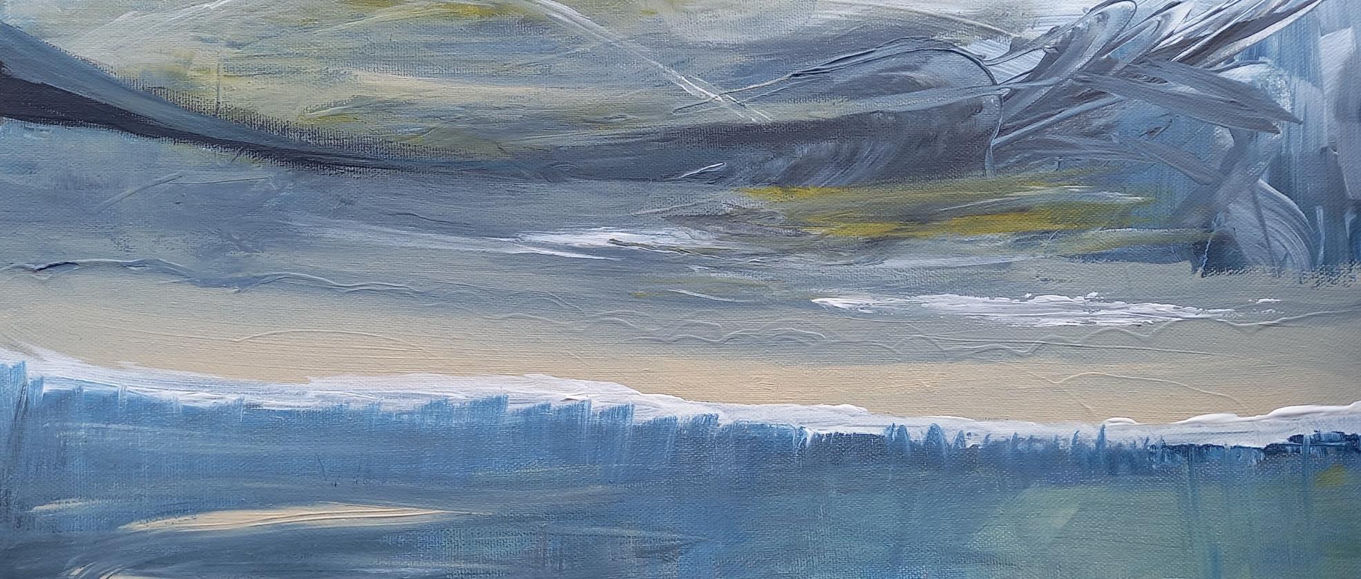 Ein Kunstwerk mit Meer und Wolken am Horizont