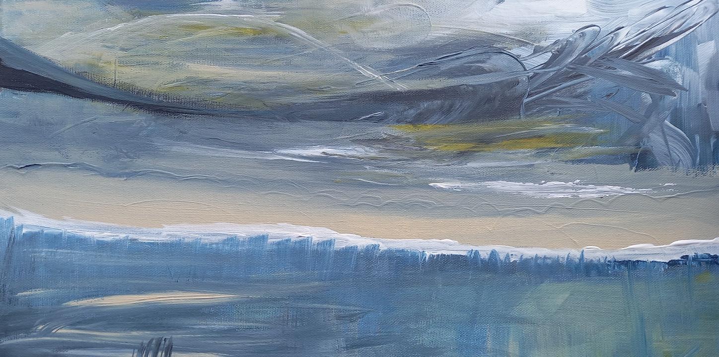 Ein Kunstwerk mit Meer und Wolken am Horizont