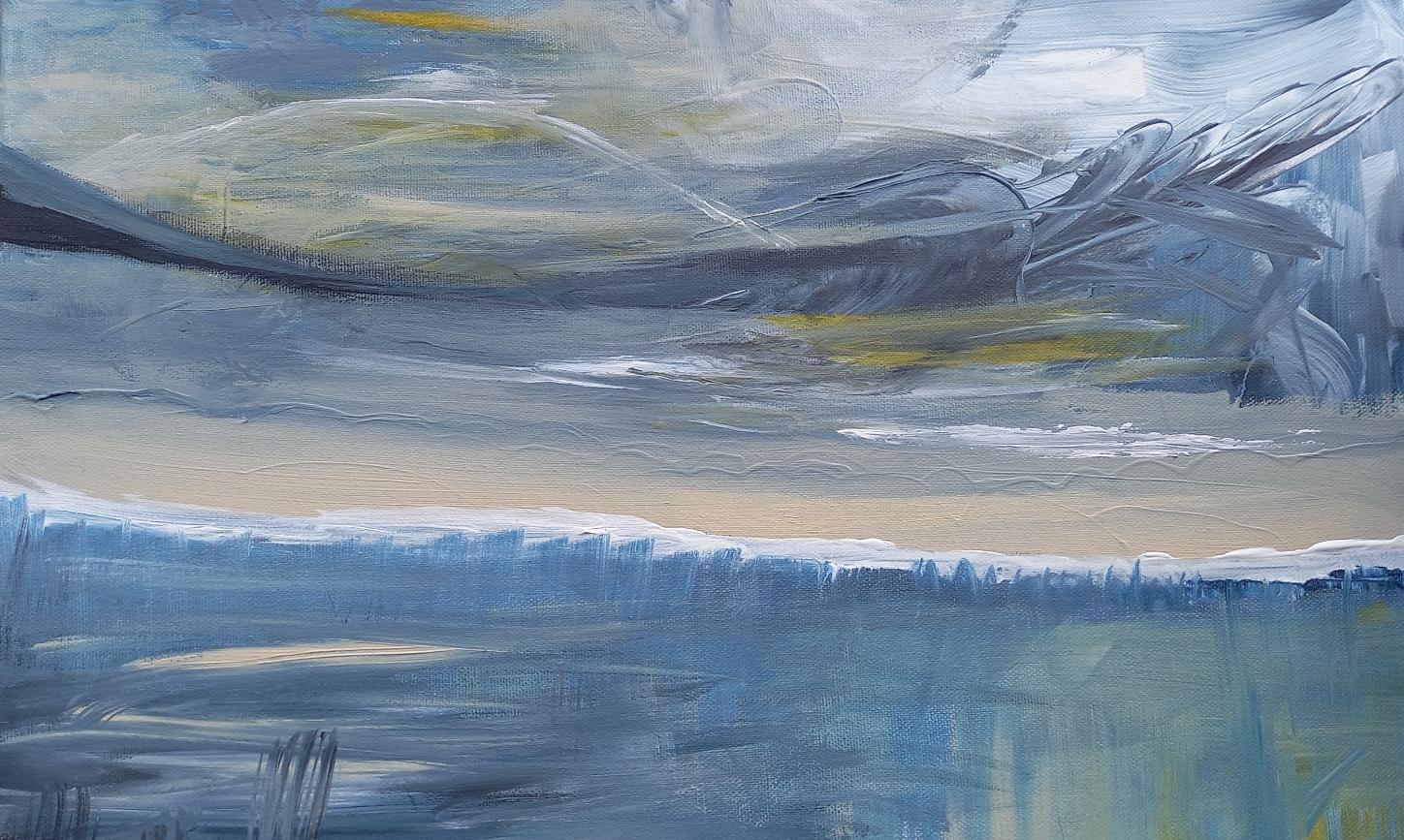 Ein Kunstwerk mit Meer und Wolken am Horizont