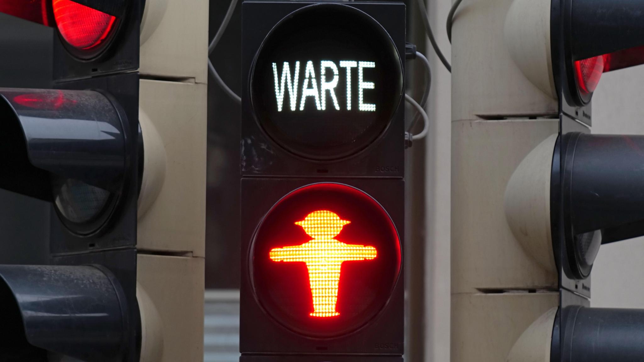 Eine Ampel mit der Aufschrift 'warte'