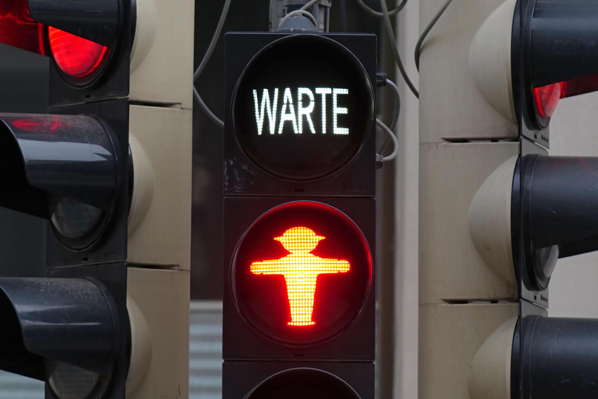Eine Ampel mit der Aufschrift 'warte'