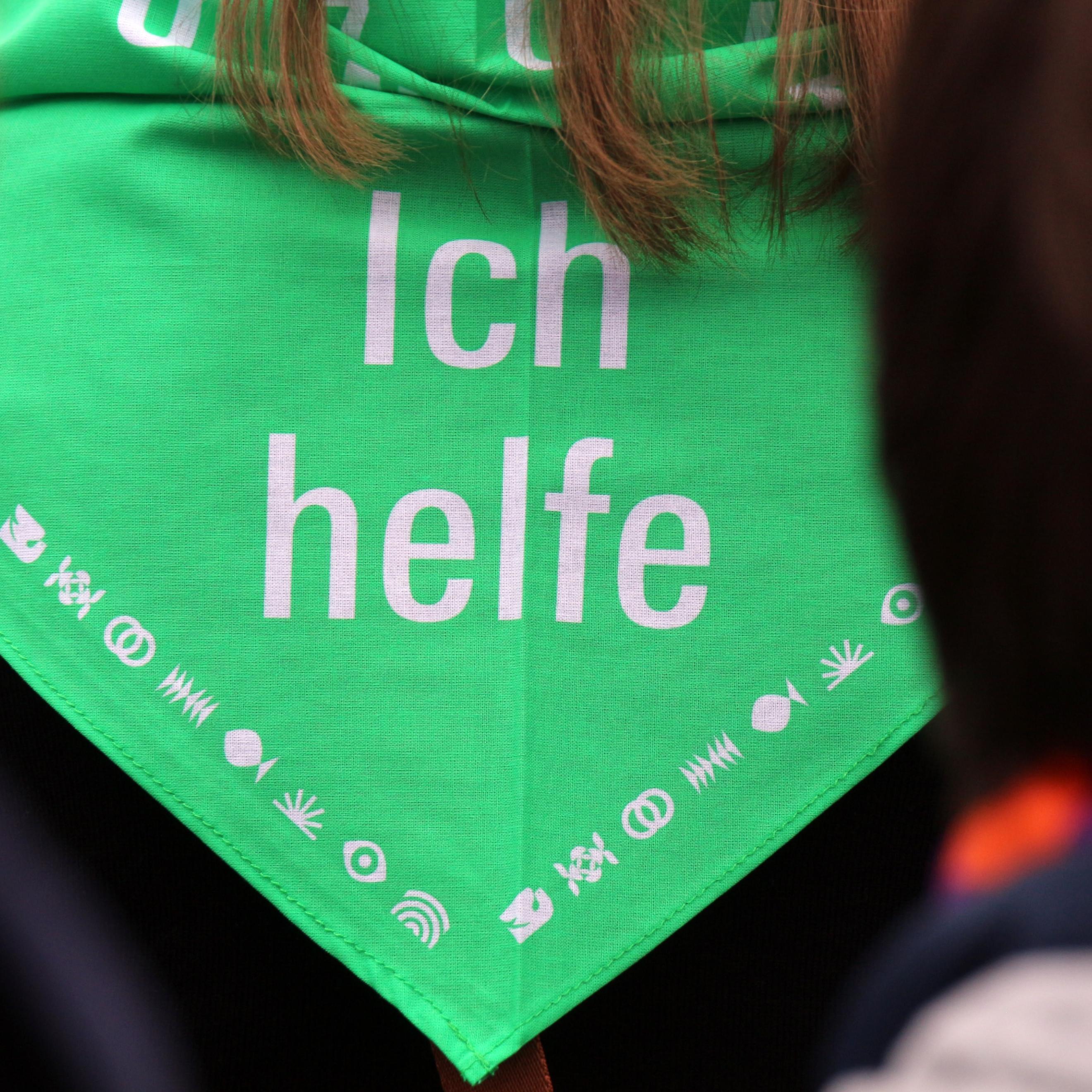 Halstuch mit der Aufschrift 'Ich helfe'