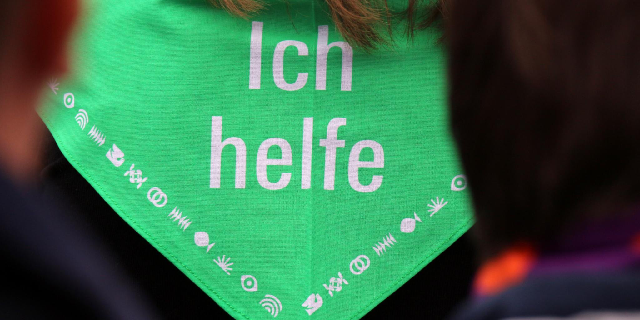 Halstuch mit der Aufschrift 'Ich helfe'