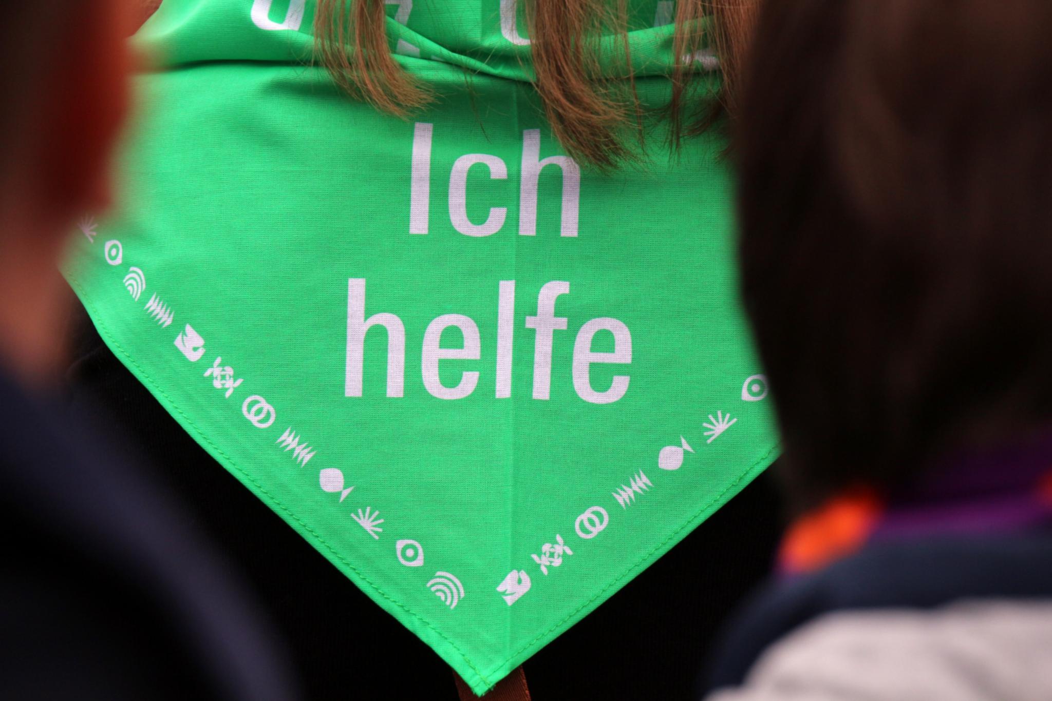 Halstuch mit der Aufschrift 'Ich helfe'