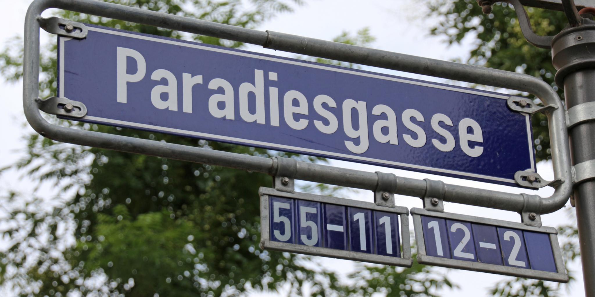 Schild mit der Aufschrift 'Paradiesgasse'