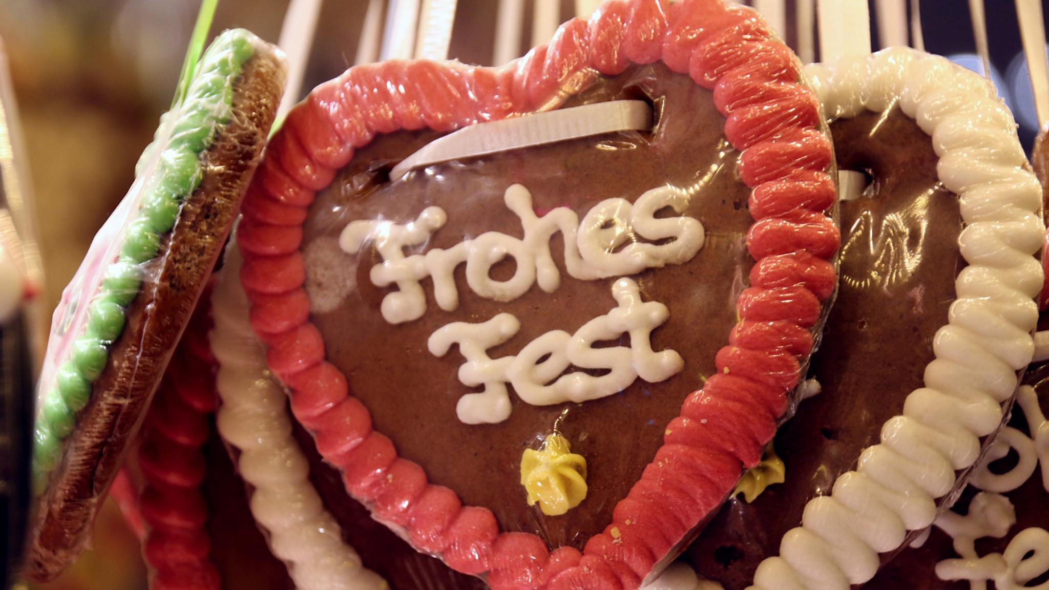 Ein Lebkuchenherz mit der Aufschrift: Frohes Fest'