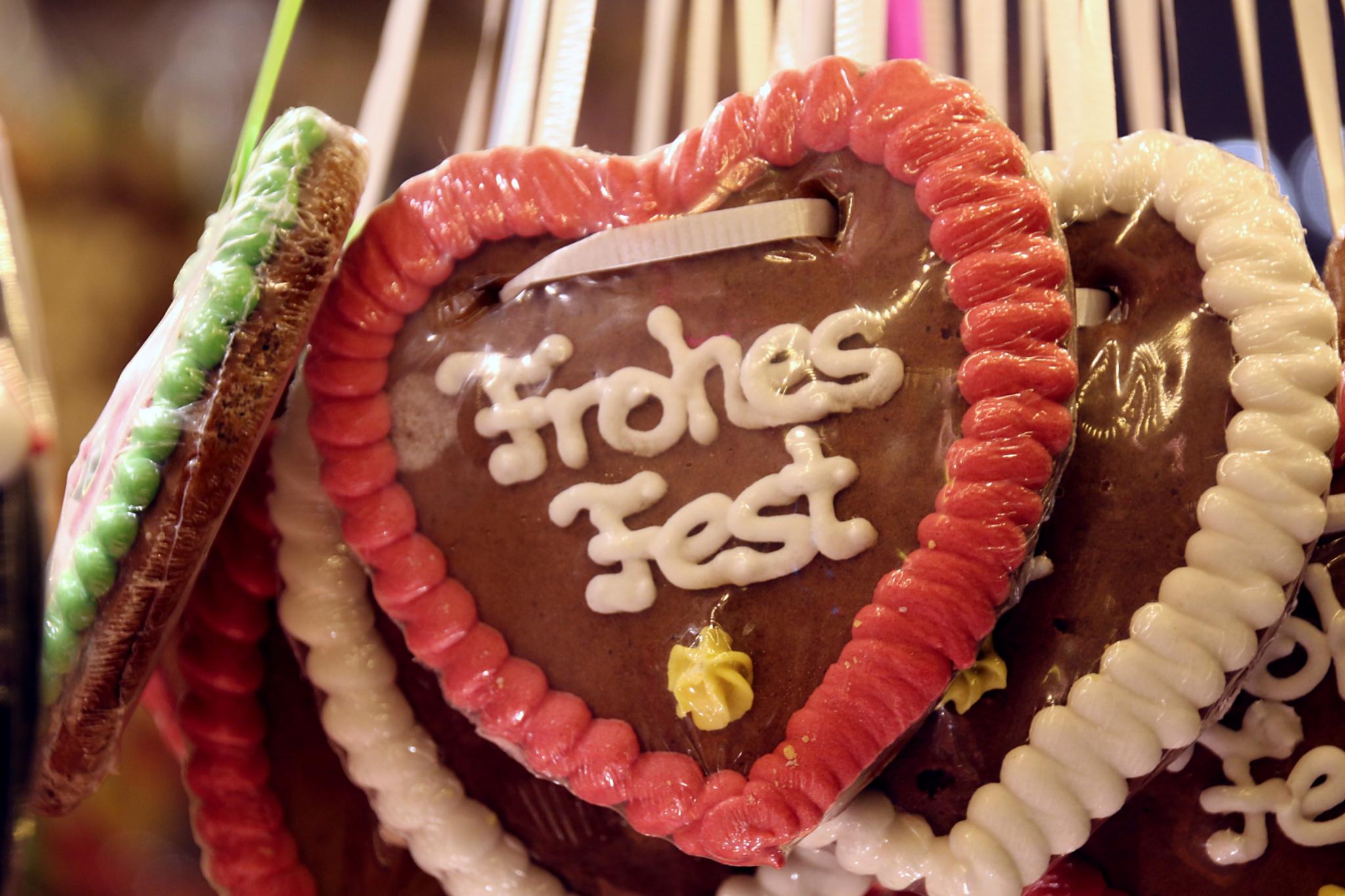 Ein Lebkuchenherz mit der Aufschrift: Frohes Fest'