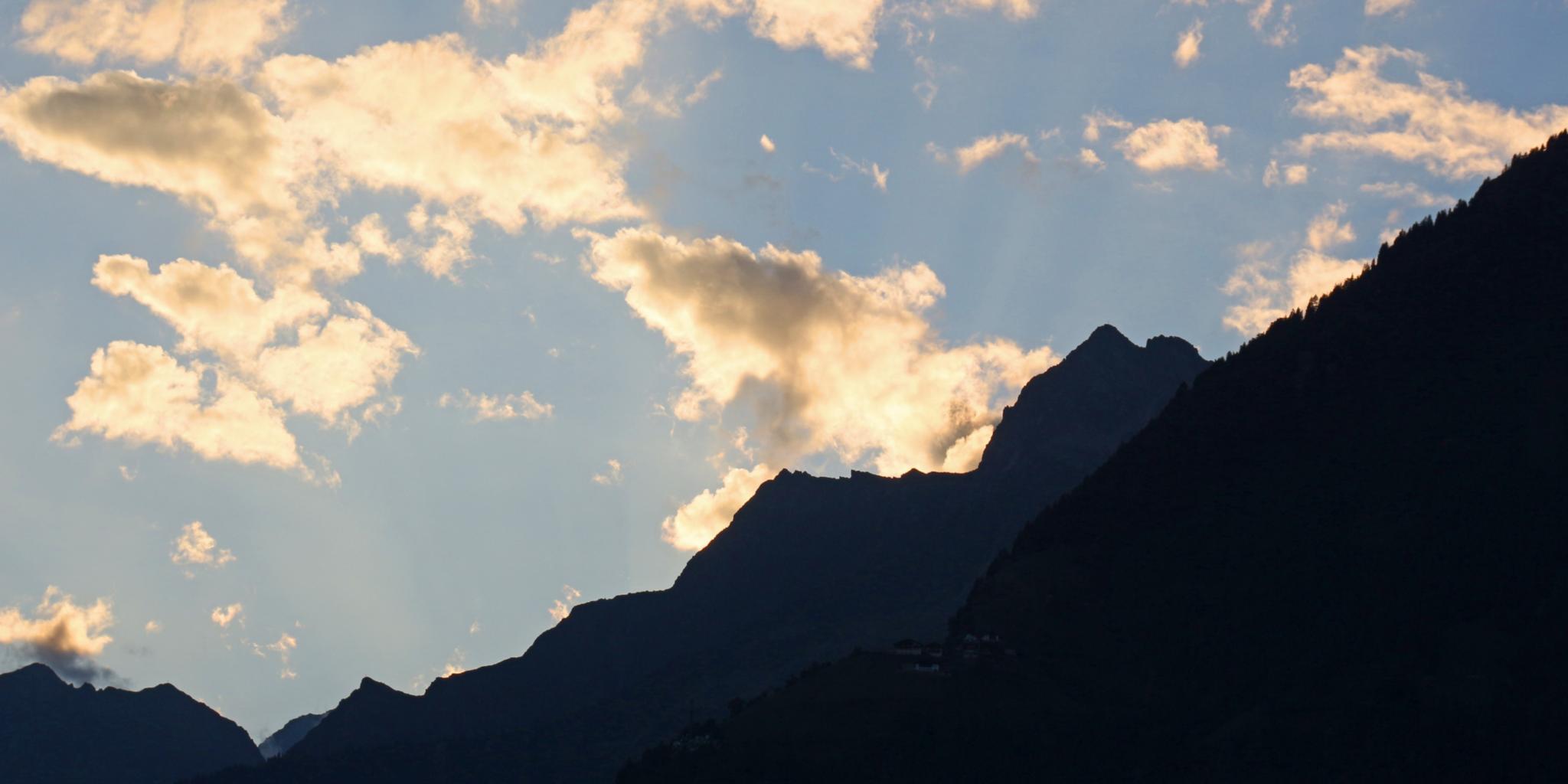 Ein Abendhimmel vor dunklen Felsen